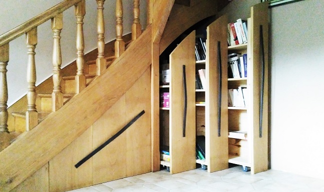 3 étagères tiroirs sous un escalier en chene
